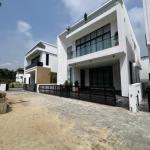LUXURY 5 BEDROOM FULLY DETACHED DUPLEX