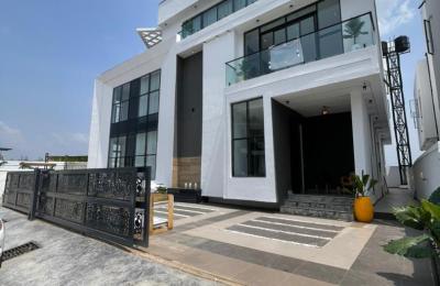 LUXURY 5 BEDROOM FULLY DETACHED DUPLEX